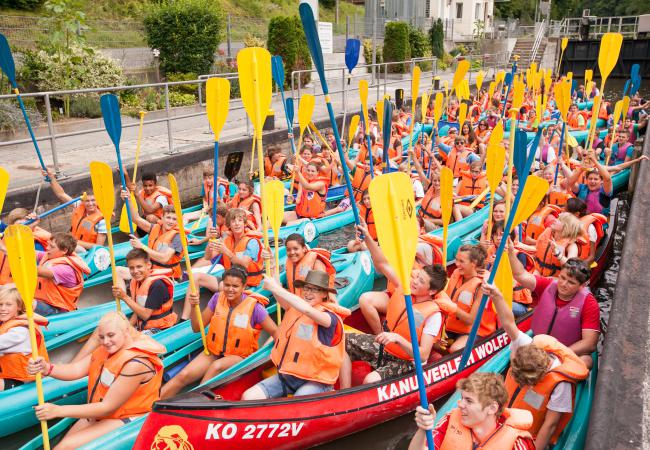 Eine Konfirmandengruppe macht eine Kanufahrt auf der Lahn