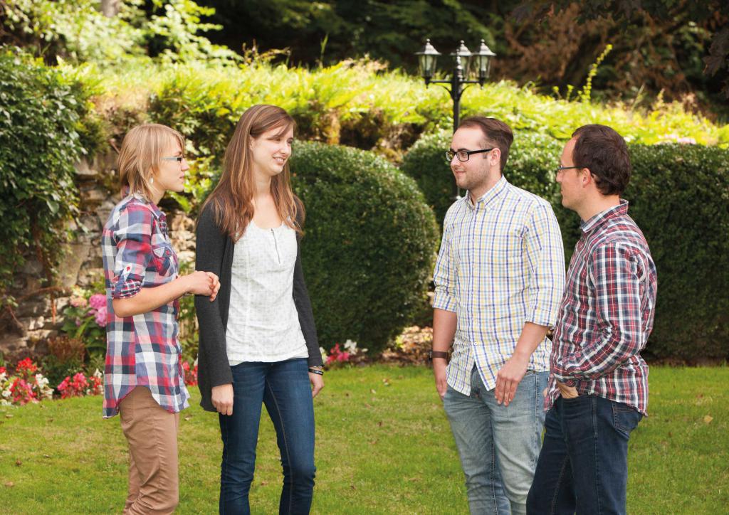 Eine Gruppe junger Menschen im Garten der Klostermühle