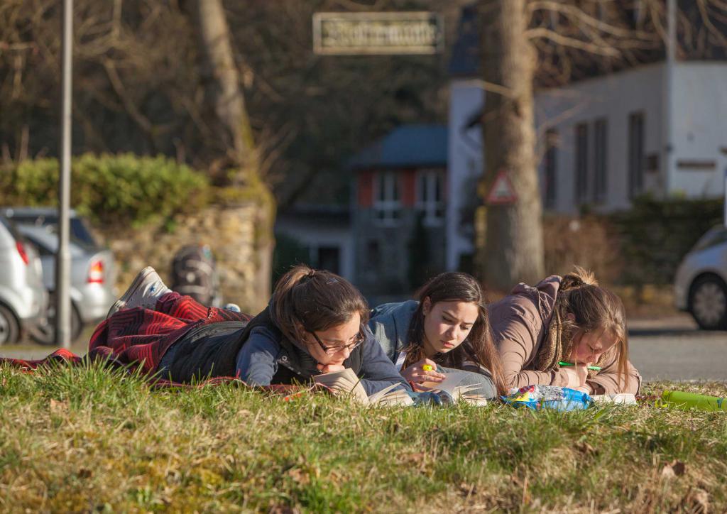 Drei junge Frauen lesen die Bibel