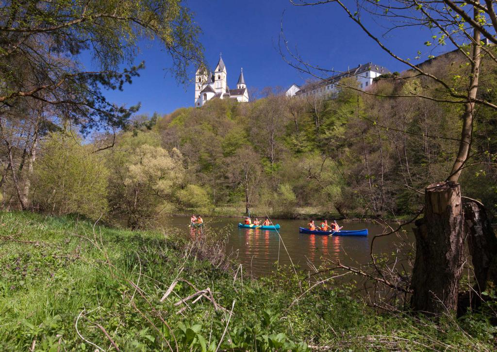 Eine Freizeitgruppe paddelt durch die Lahn