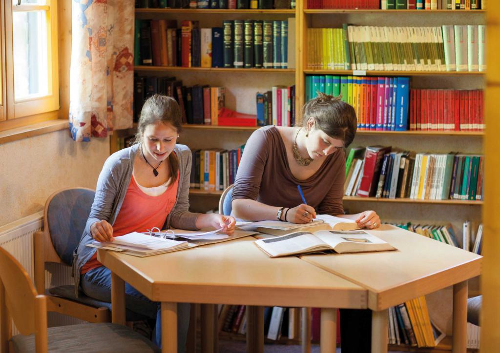 Zwei junge Frauen lernen in der Bibliothek der Klostermühle