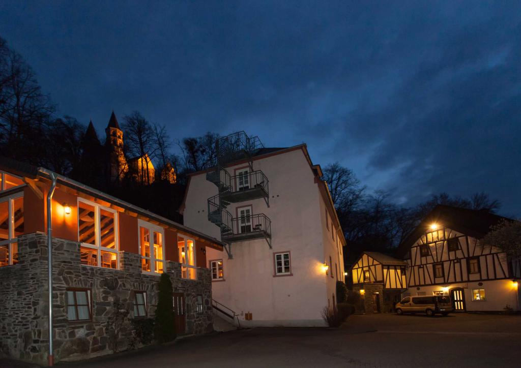 Die atmosphärische Klostermühle bei Nacht